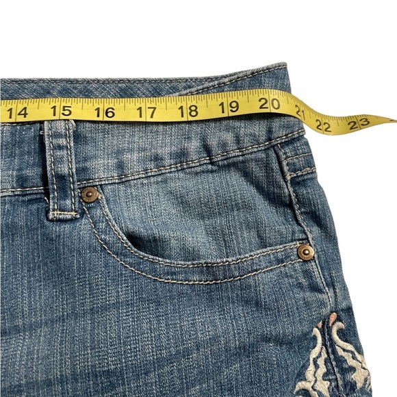 7 for all Mankind embroidered stretch Jean Shorts size 20 - Picture 4 of 10